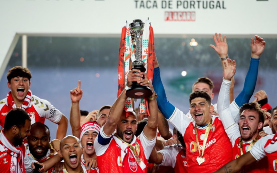 O Feliz Centenário de um Clube Português Muito Querido pelos Brasileiros