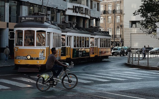 Explorando Lisboa de  Bicicleta: Benefícios para  Residentes Brasileiros