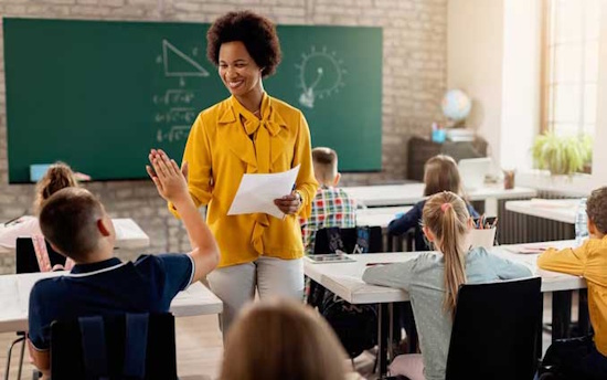 O professor que nunca esquecemos… quase sempre tem uma voz inesquecível